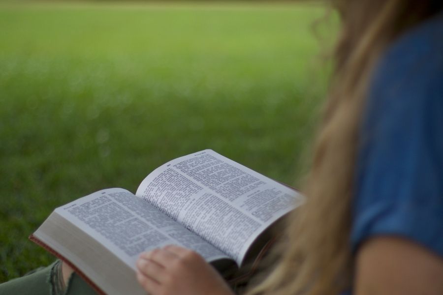 Believers can learn how to read the Bible with the purpose of transformation when they learn these 5 memorable steps for unpacking scripture.